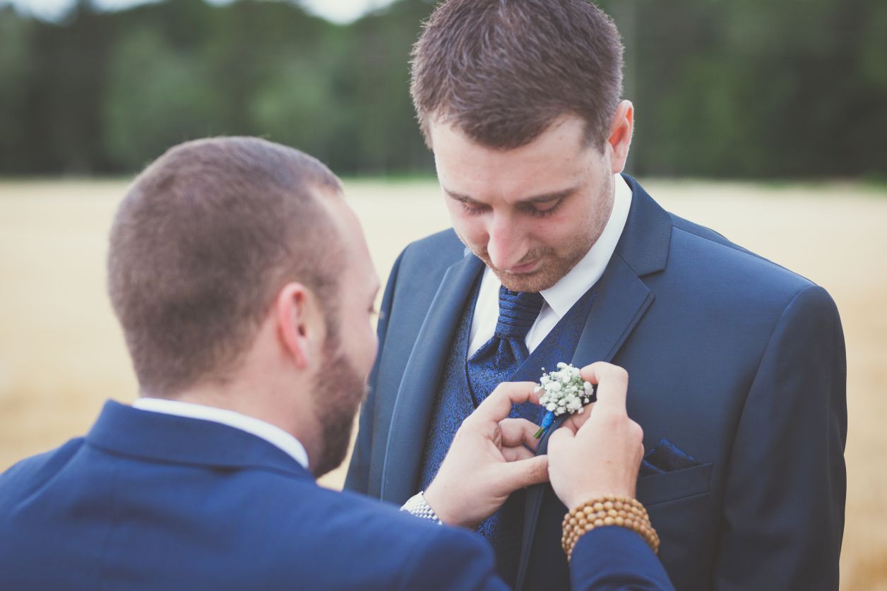 hochzeit im feldmochinger hof bei münchen getting-ready vom bräutigam